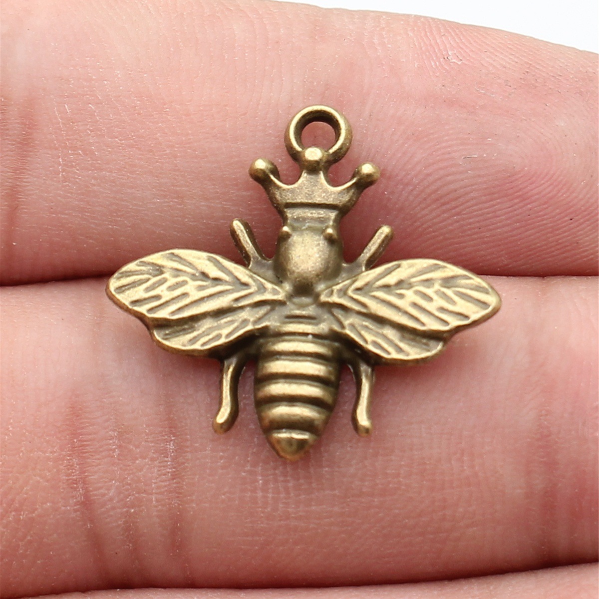 Queen Bee Insect Charm Pendant - Vintage Fashion Stores ulasan dan harga